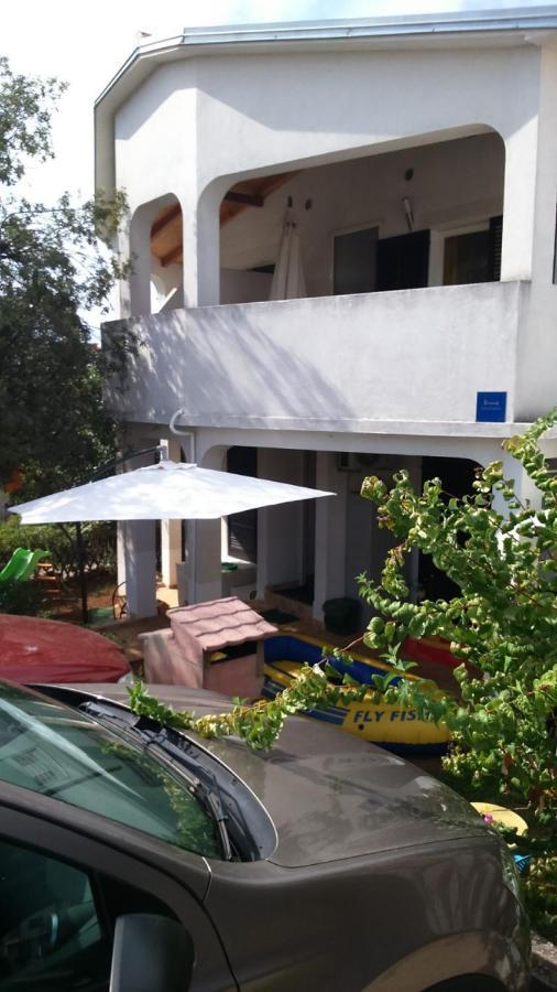 Apartmani Sonia Njivice Exteriör bild