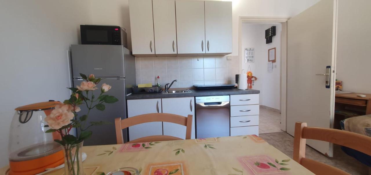 Apartmani Sonia Njivice Exteriör bild