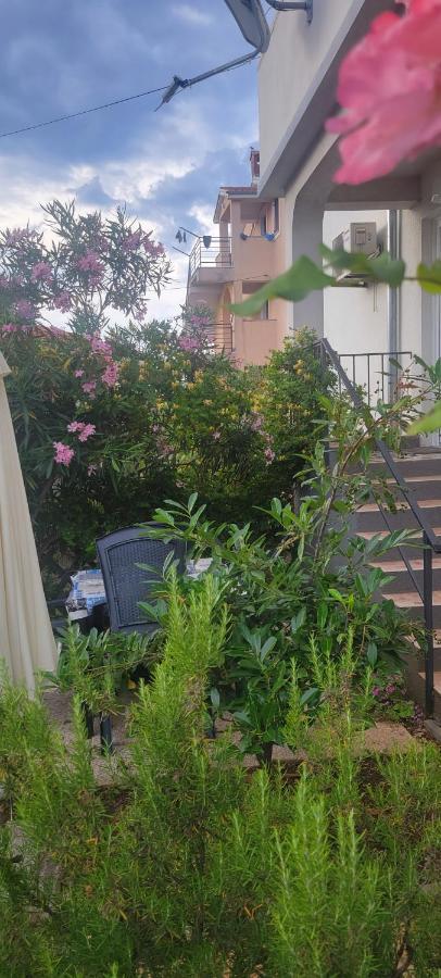 Apartmani Sonia Njivice Exteriör bild