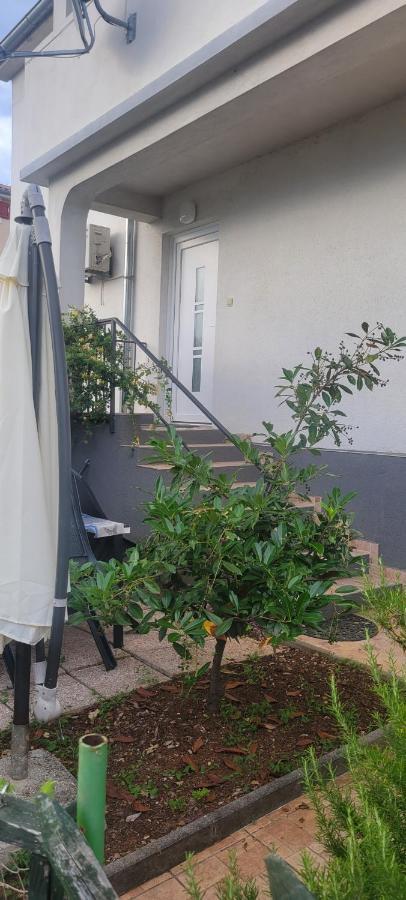 Apartmani Sonia Njivice Exteriör bild