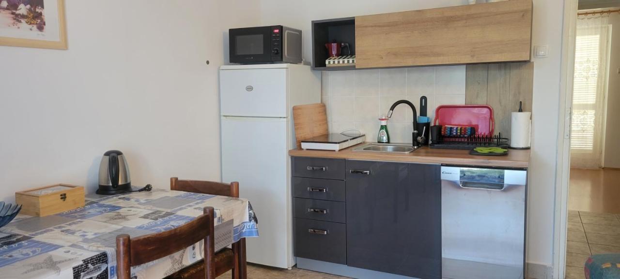 Apartmani Sonia Njivice Exteriör bild